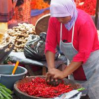 femme-pilant-piment-sumatra