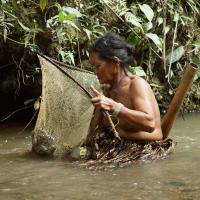 femme-mentawaï-peche